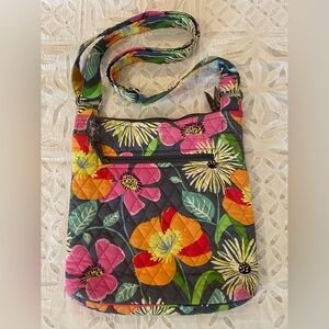 Vera Bradley, beautiful colorful purse, like new. Used once.
